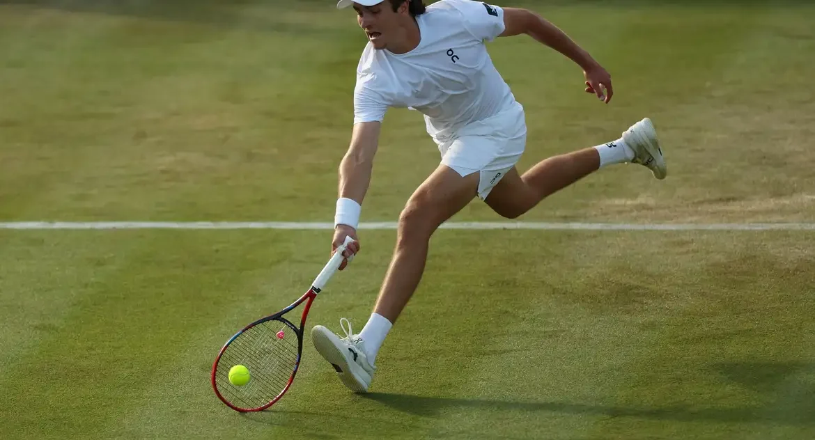 João Fonseca é eliminado em Wimbledon, mas duplas brasileiras avançam no Torneio