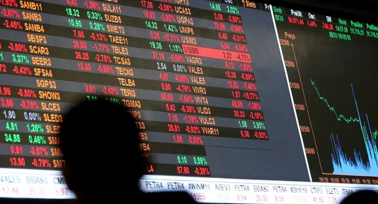 Ibovespa bate novo recorde e ultrapassa 141 mil pontos, enquanto Dólar tem leve alta no dia e queda na semana