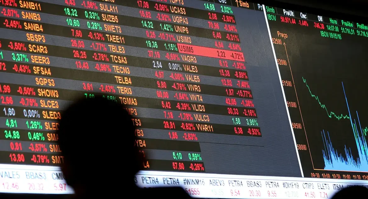 Ibovespa bate novo recorde e ultrapassa 141 mil pontos, enquanto Dólar tem leve alta no dia e queda na semana
