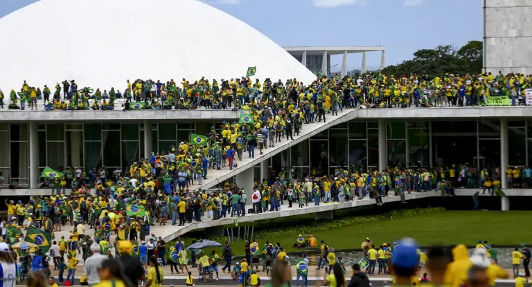 STF condena réu que furtou bola autografada por Neymar no 8/1