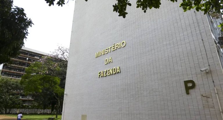 Ministério da Fazenda aumenta estimativa do PIB para 2,5% em 2025 e reduz previsão da Inflação Oficial