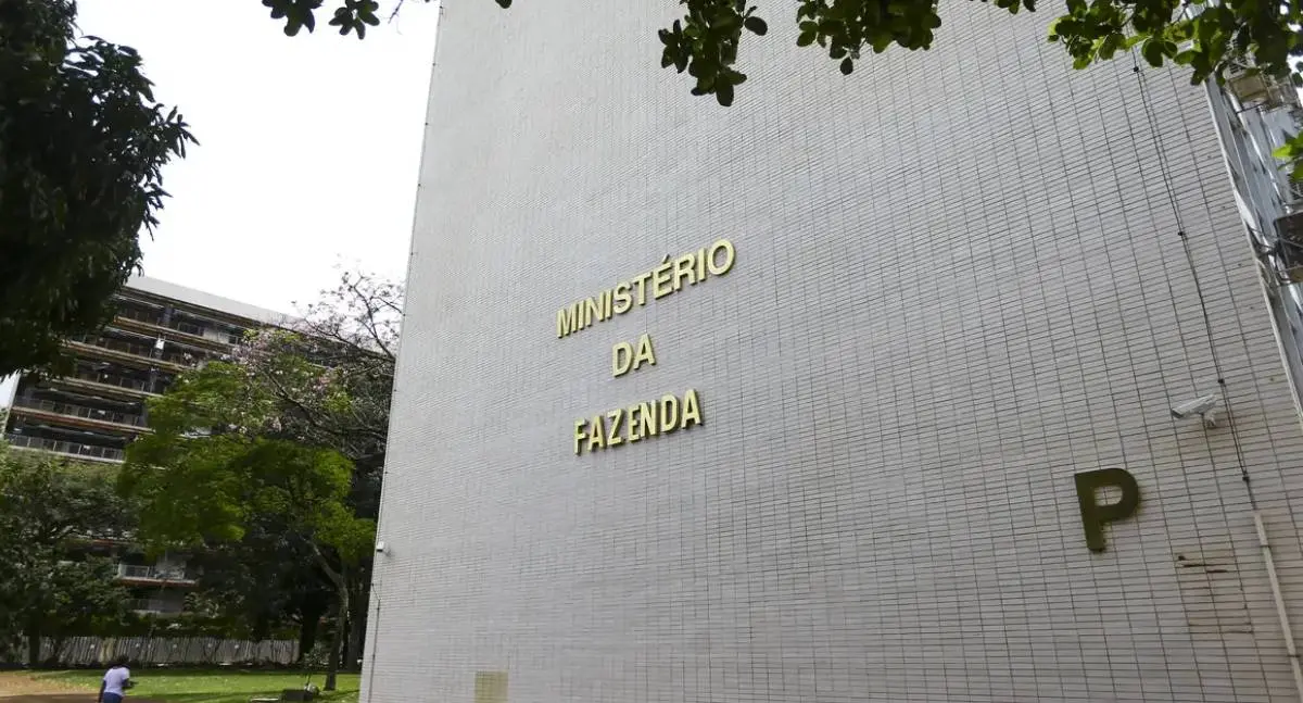 Ministério da Fazenda aumenta estimativa do PIB para 2,5% em 2025 e reduz previsão da Inflação Oficial