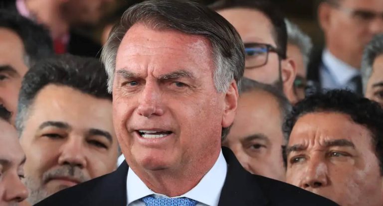 Moraes dá 24 horas para Bolsonaro explicar uso de Redes Sociais
