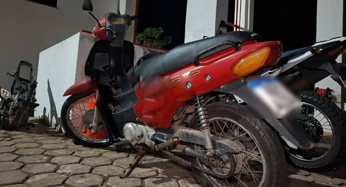 Motocicleta furtada é encontrada abandonada em Ji-Paraná