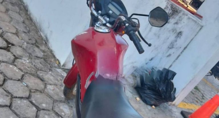 Motocicleta furtada é encontrada abandonada em posto de combustíveis em Ji-Paraná