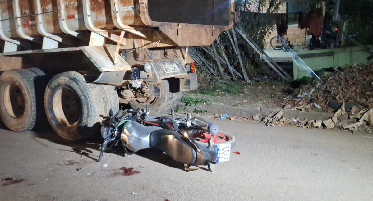 Motociclista colide na traseira da caçamba na zona sul