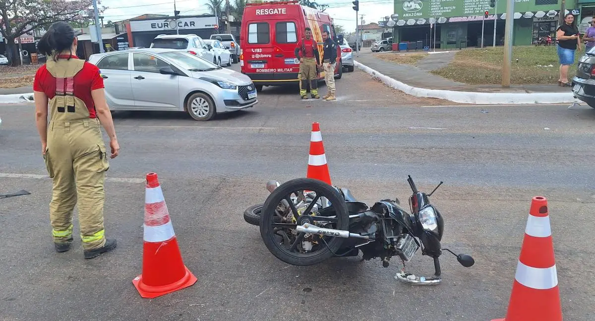 Motociclista fica ferido em acidente no cruzamento da Tiradentes com Jorge Teixeira, em Porto Velho
