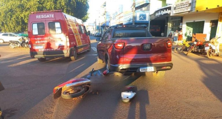 Motociclista fica ferido em colisão traseira no Centro de Rolim de Moura