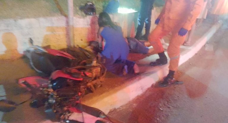 Motociclista gravemente ferido em colisão com poste na Avenida Dom Pedro I