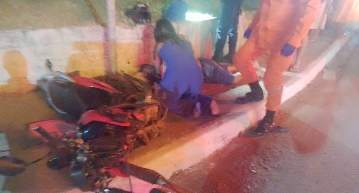 Motociclista gravemente ferido em colisão com poste na Avenida Dom Pedro I