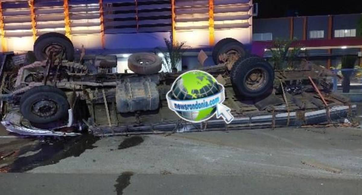 Motorista capota caminhão e é flagrado com madeira ilegal em Porto Velho
