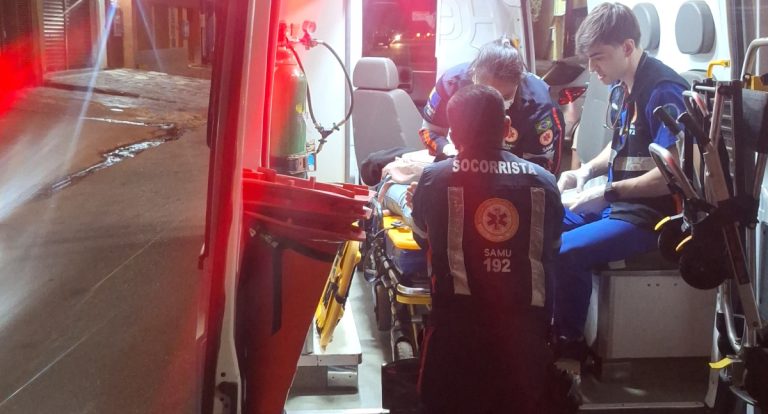 Motorista realiza conversão em local proibido e motoqueira de 16 anos sofre acidente
