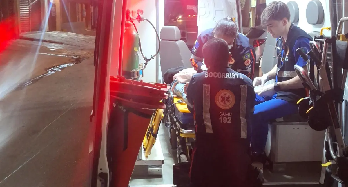 Motorista realiza conversão em local proibido e motoqueira de 16 anos sofre acidente