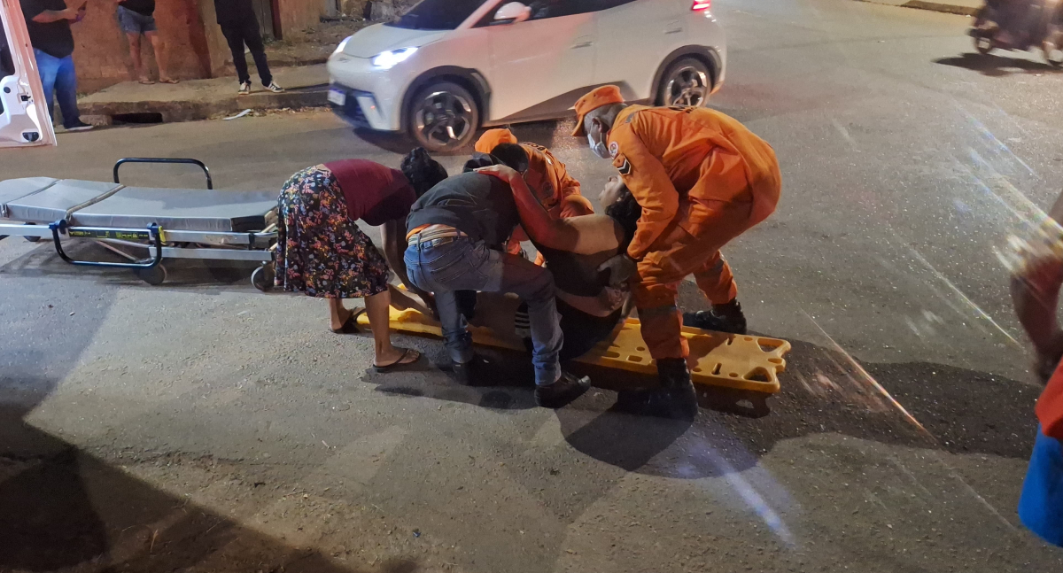 Mulher derrapa na pista e sofre violenta queda de moto na Zona Leste; fraturou uma das pernas