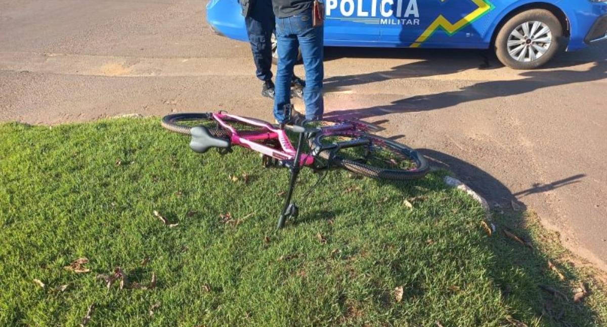 Mulher fica ferida em colisão entre carro e bicicleta em Rolim de Moura