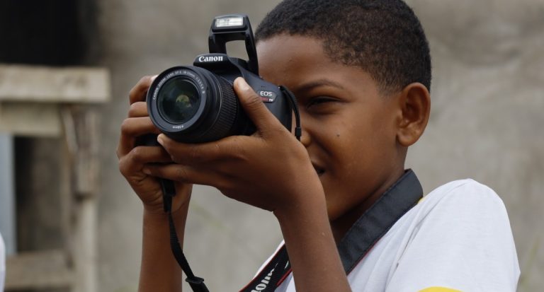 Oficina gratuita de fotografia criativa abre inscrições para jovens de bairros periféricos em Vilhena