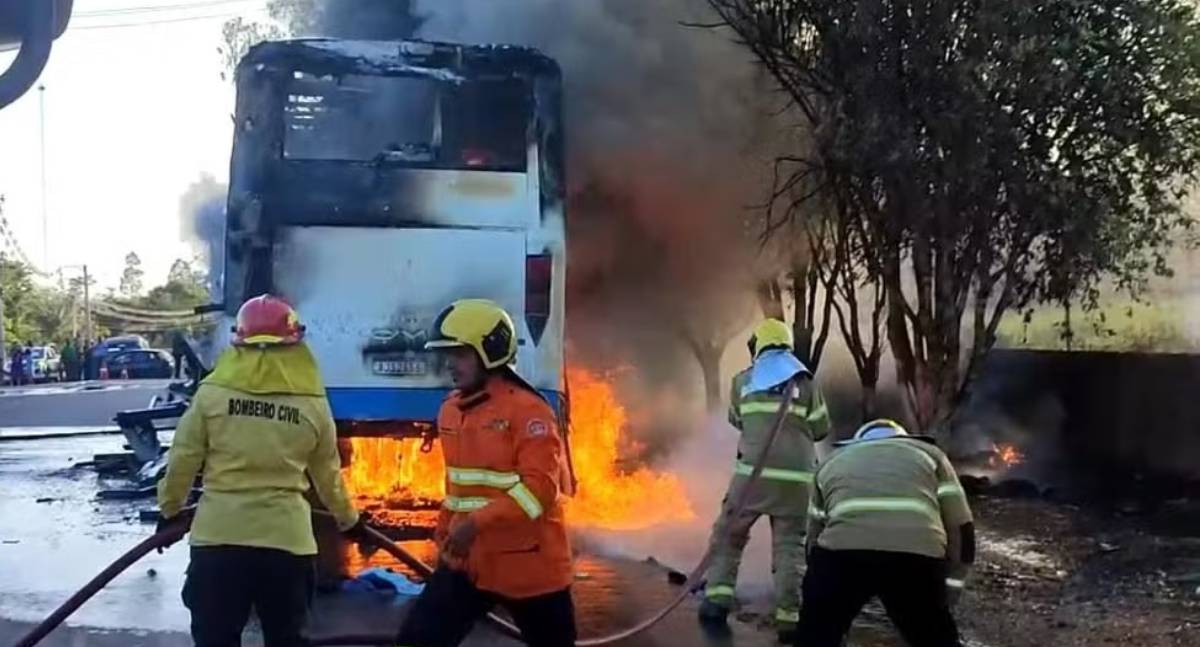 Ônibus com fiéis pega fogo em Ariquemes