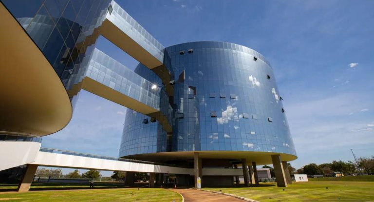 PGR recebe com "Assombro" sanções contra Alexandre de Moraes