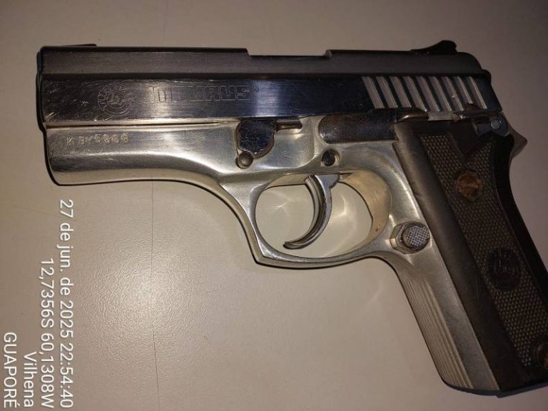 Homem é preso por porte ilegal de arma ao cobrar dívida de trânsito
