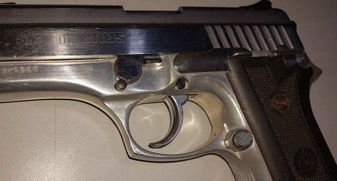 Homem é preso por porte ilegal de arma ao cobrar dívida de trânsito
