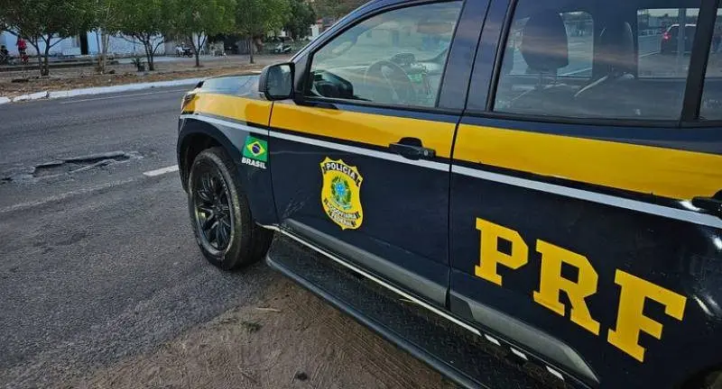 Acidente entre carro de passeio e caminhão na BR-364 mobiliza bombeiros