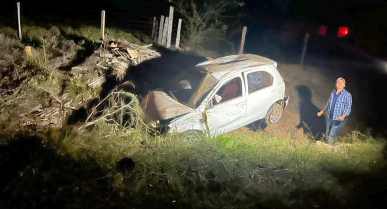 Motorista cochila ao volante e capota carro na RO-464