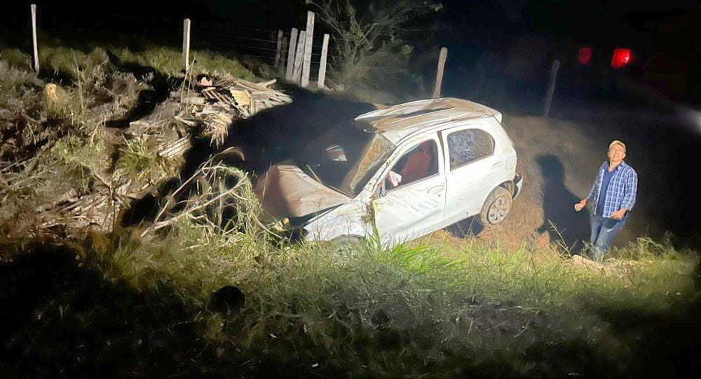 Motorista cochila ao volante e capota carro na RO-464