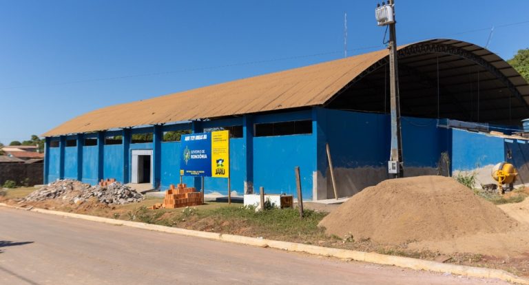 Prefeitura de Jaru reforma quadras do Setor 04 e da escola Maria de Lourdes no Setor 07
