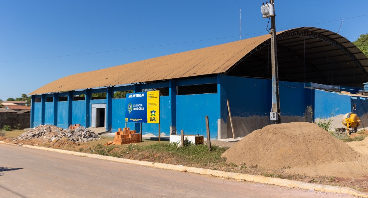 Prefeitura de Jaru reforma quadras do Setor 04 e da escola Maria de Lourdes no Setor 07