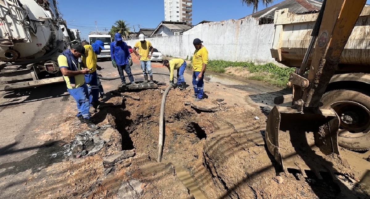Prefeitura de Porto Velho executa obra de drenagem na rua Júlio de Castilho para combater alagamentos