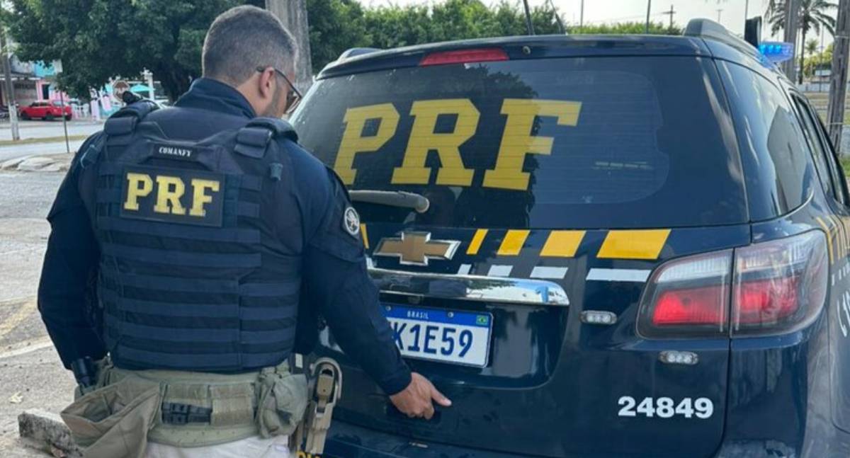 PRF prende em flagrante mulher por tráfico de drogas, cumpre mandados de prisão e recupera veículo adulterado