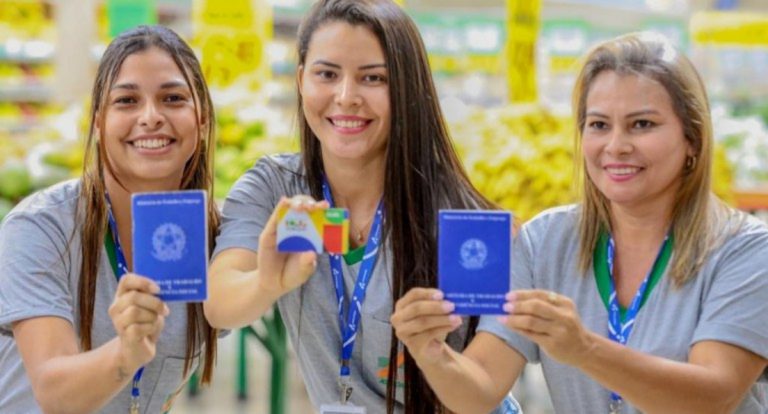Quase 1 milhão de famílias deixam a pobreza e saem do Bolsa Família em julho