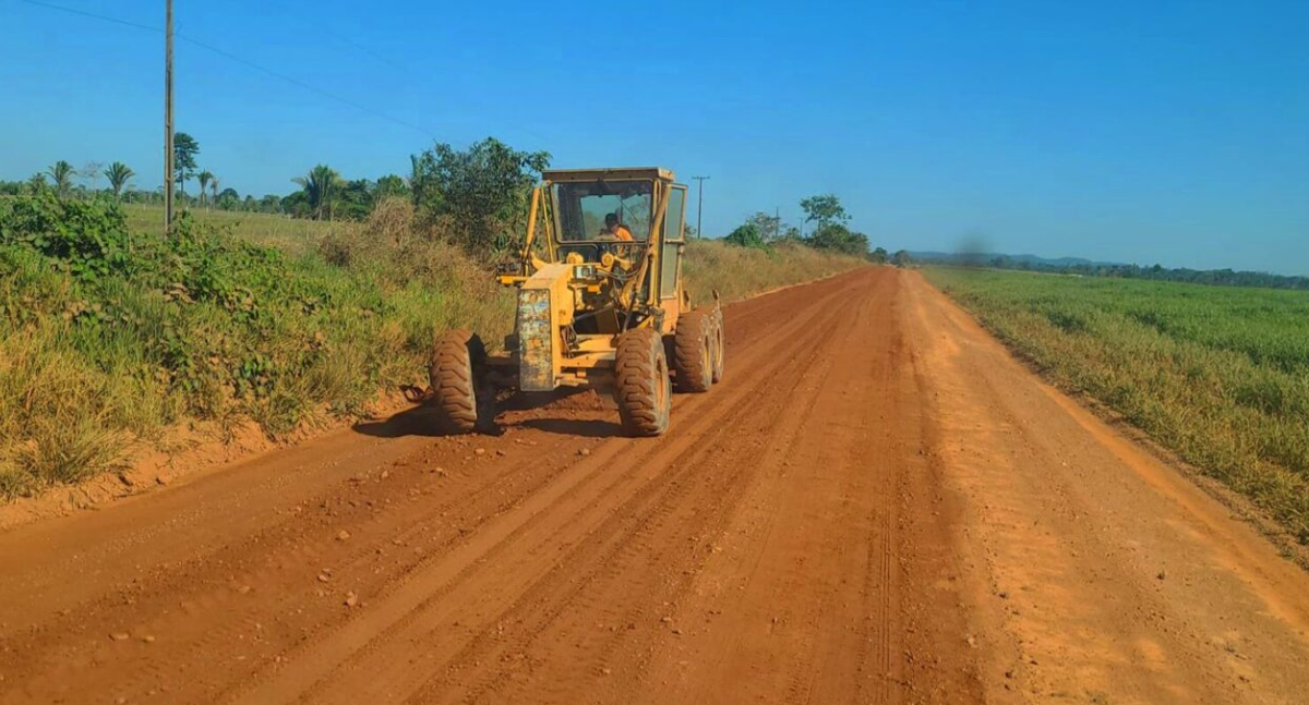 Rodovia 133 recebe patrolamento e encascalhamento para garantir segurança na trafegabilidade em Ouro Preto d’Oeste