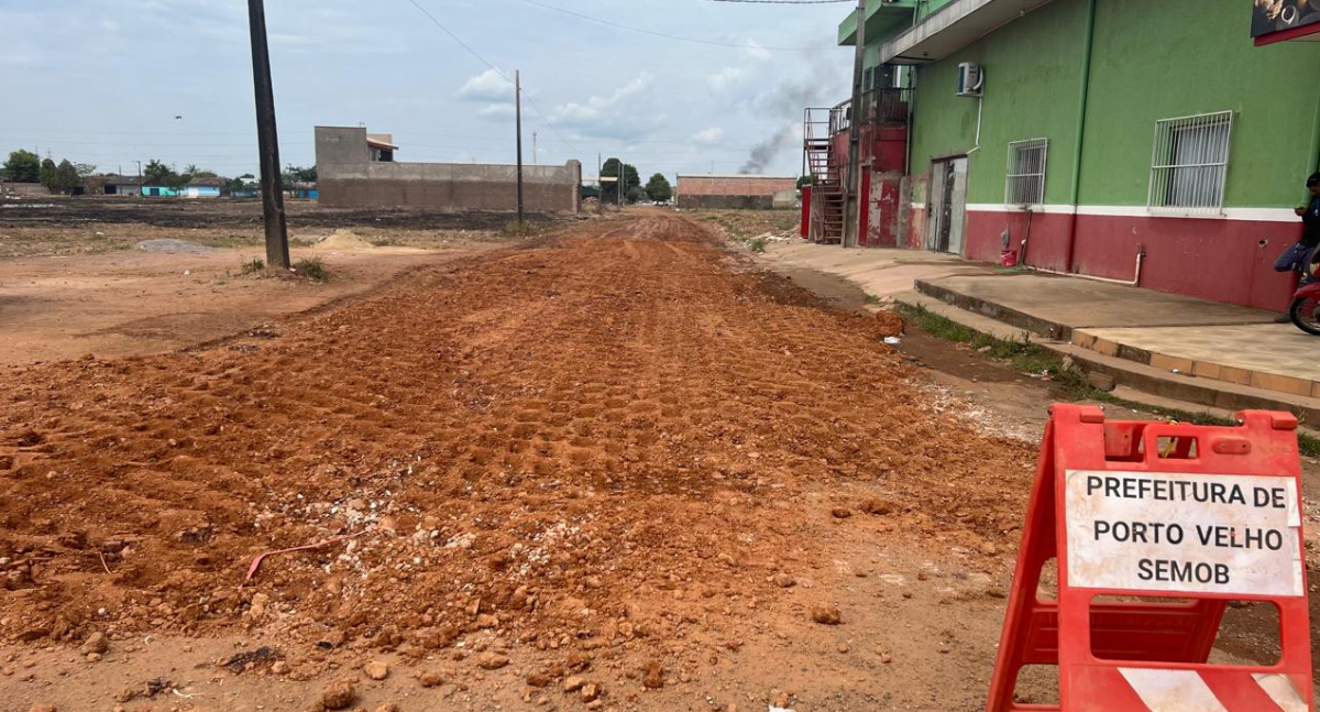 Rua Antônio Violão recebe obras de preparação para asfalto no bairro Escola de Polícia em Porto Velho