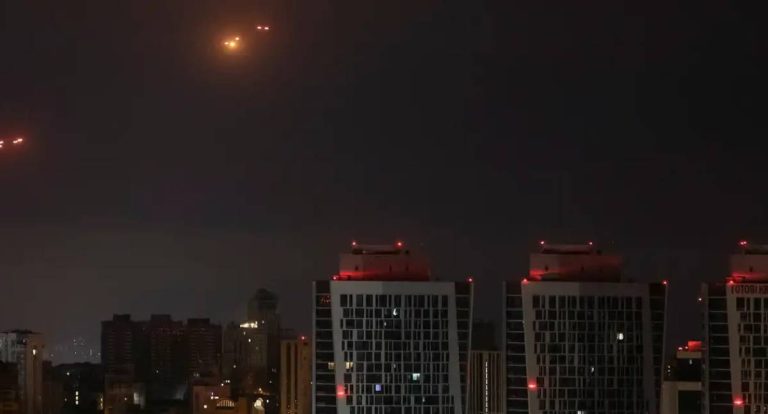 Rússia anuncia captura de Vilas Ucranianas e ataques a centros militares; Ucrânia contesta