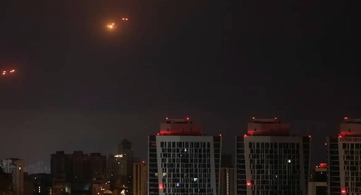 Rússia lança ataque massivo com 400 drones e míssil contra a Ucrânia, atingindo infraestrutura de Energia