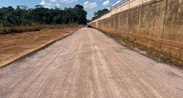 Serviço no Ramal da Granja reduz poeira e melhora acesso para moradores do bairro Nova Esperança - News Rondônia