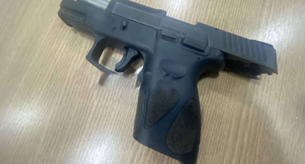 Suspeito de homicídio se entrega à Polícia em Ji-Paraná e entrega arma do crime