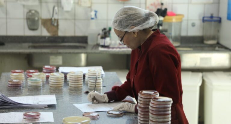Tecnologia laboratorial avançada do Lacen garante maior precisão no acompanhamento clínico de doenças