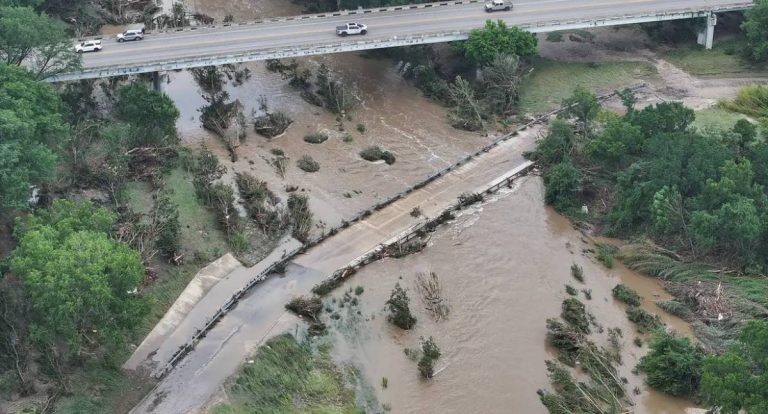 Texas luta contra consequências de enchentes: 125 mortos e buscas continuam