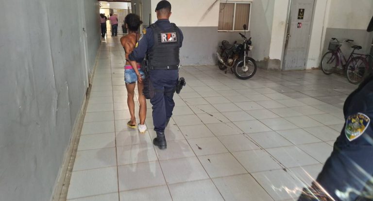 Travesti detida ataca policial e repórter em Porto Velho