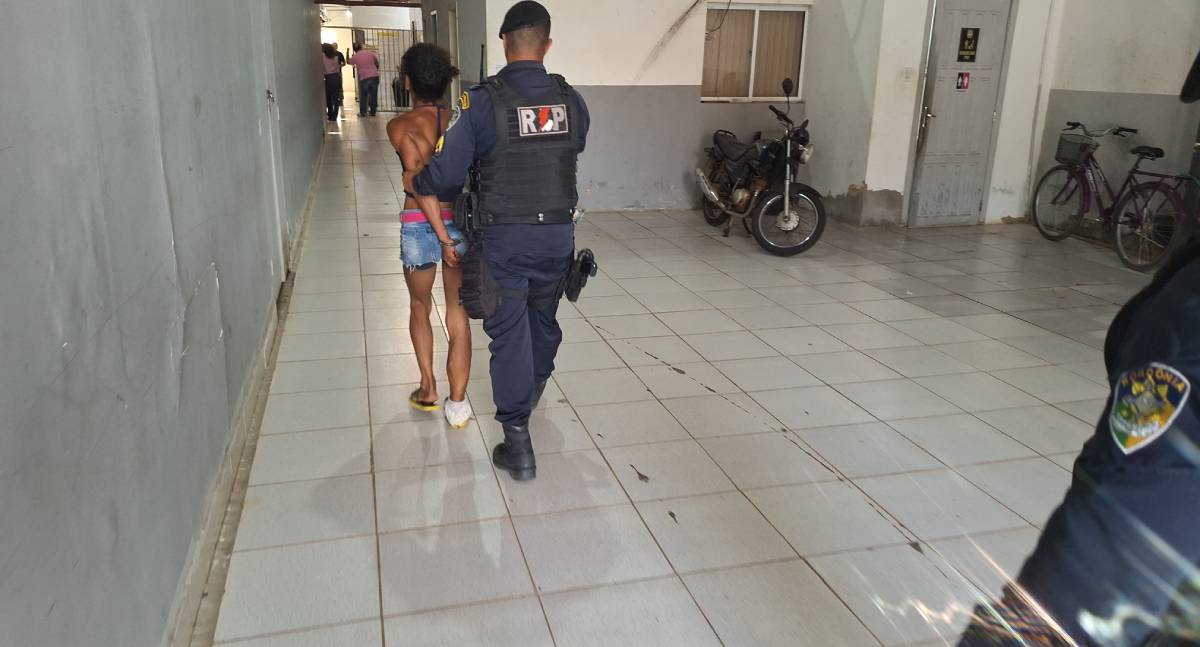 Travesti detida ataca policial e repórter em Porto Velho