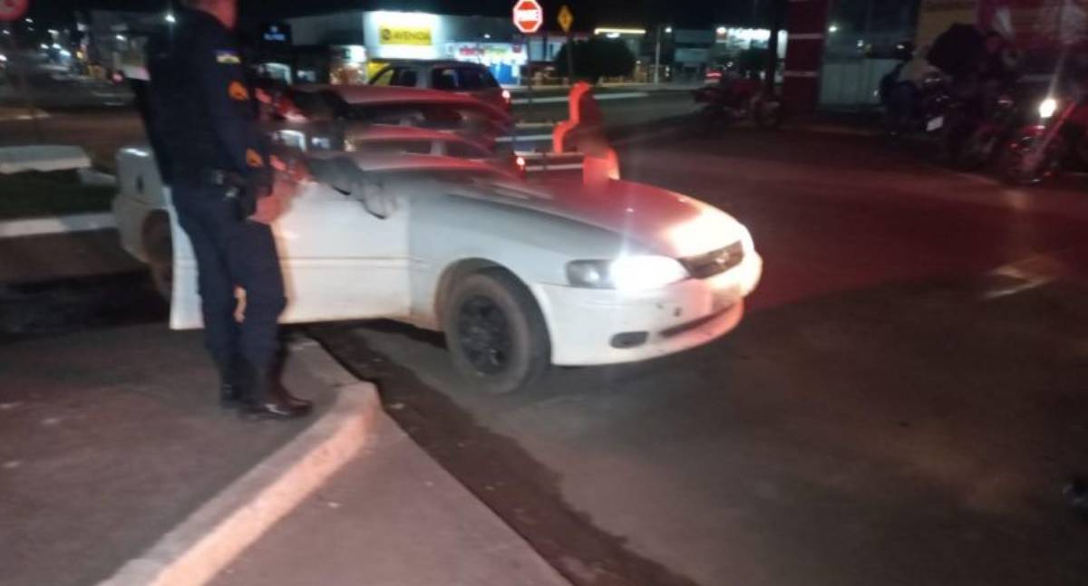 Trio é preso com armas e drogas após perseguição no centro