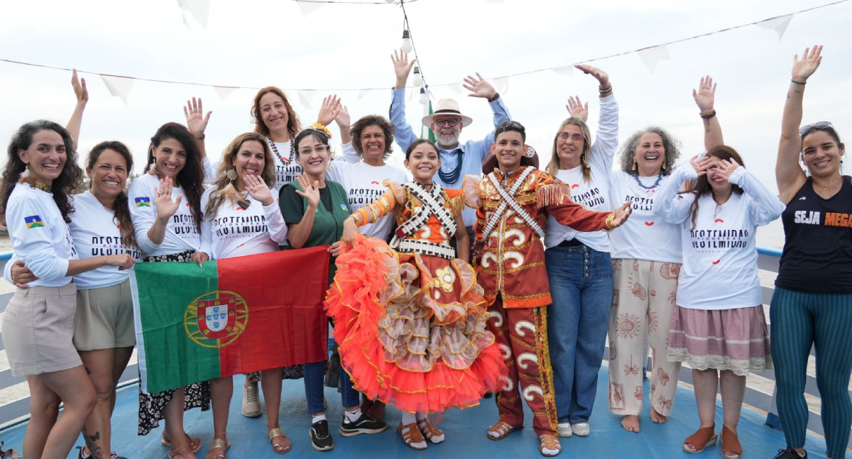 Turistas portuguesas encerram imersão amazônica com passeio de barco pelo rio Madeira em Porto Velho