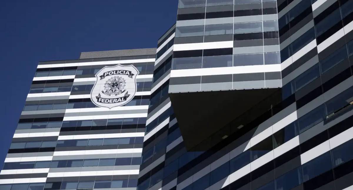 Bolsonaro burla decisão do STF e envia 300 vídeos pelo WhatsApp