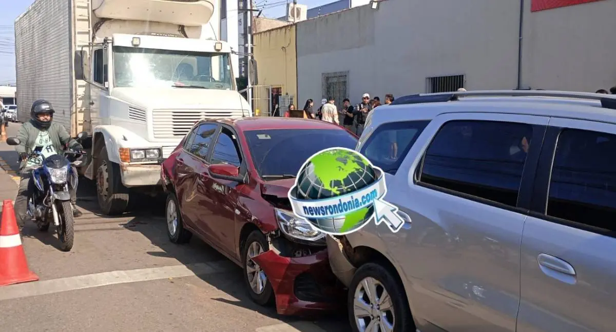 Caminhão sem freio causa engavetamento e deixa motociclistas ferido no centro