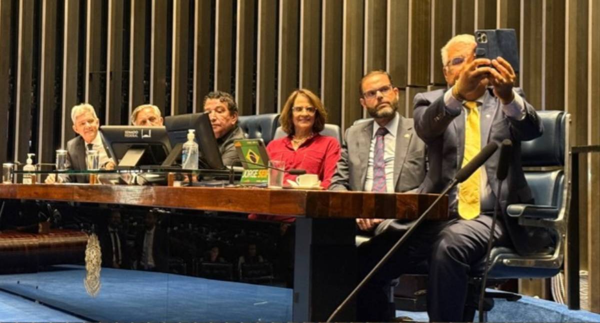 Cinco senadores ocupam plenário do Senado para obstruir votações e protestar contra prisão domiciliar de Bolsonaro