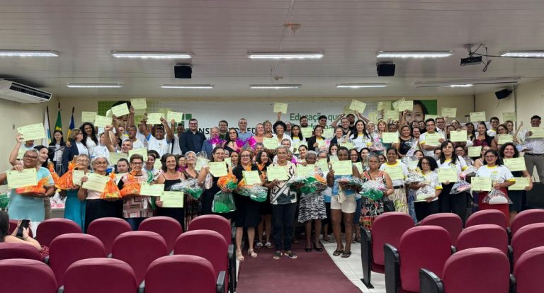 Deputada Sílvia Cristina participa da entrega de 133 certificados do Casa da Comunidade em Ji-Paraná - News Rondônia
