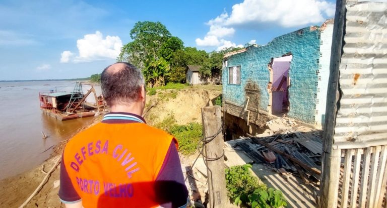 Prefeitura interdita áreas de risco e reabre trecho da Estrada do Belmont
