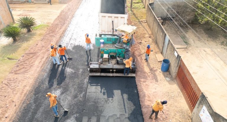 Prefeitura de Jaru asfalta ruas Tom Jobim e Alberto Santos Dumont no Jardim Novo Estado - News Rondônia